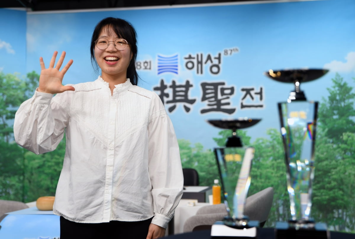 国足官宣武磊受伤离队，未来将连续缺阵十八强赛，引发球迷热议