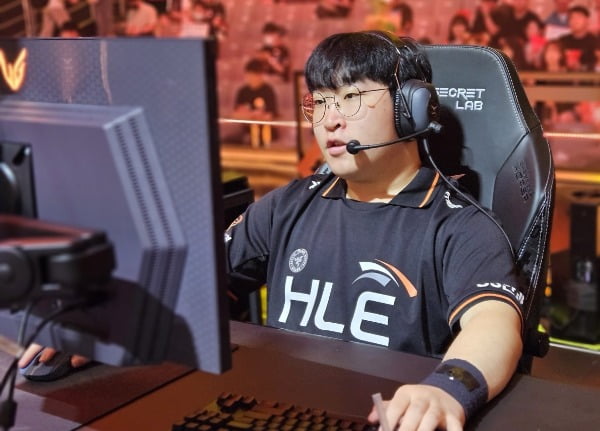阿森纳vs曼联半场数据：控球率相近，射门3-2且无射正