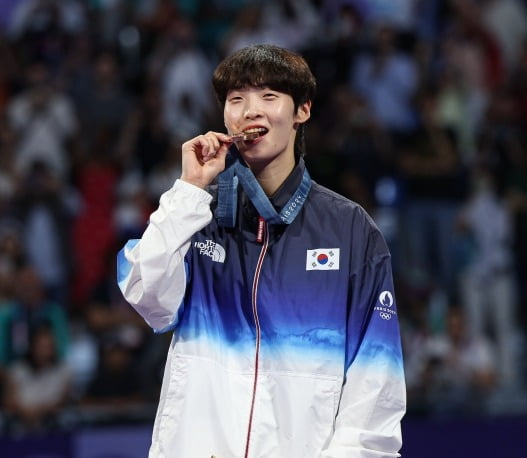 欧冠积分榜：利物浦五连胜领跑，皇马跌至附加赛区末位