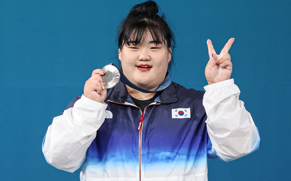篮板球有贡献！唐斯半场8中1仅得4分，但贡献了17个篮板