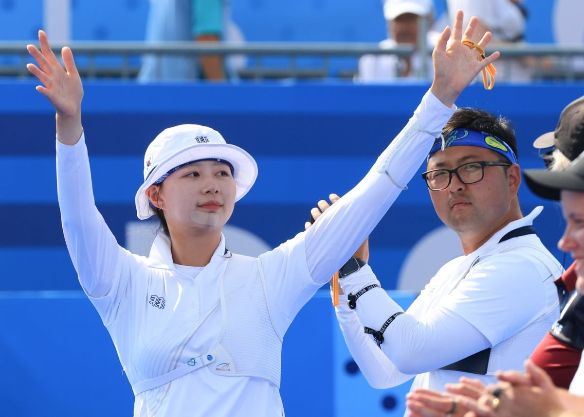 6年3.7亿美元，NBA首位8000万先生！西部新霸主诞生，快船仍还债