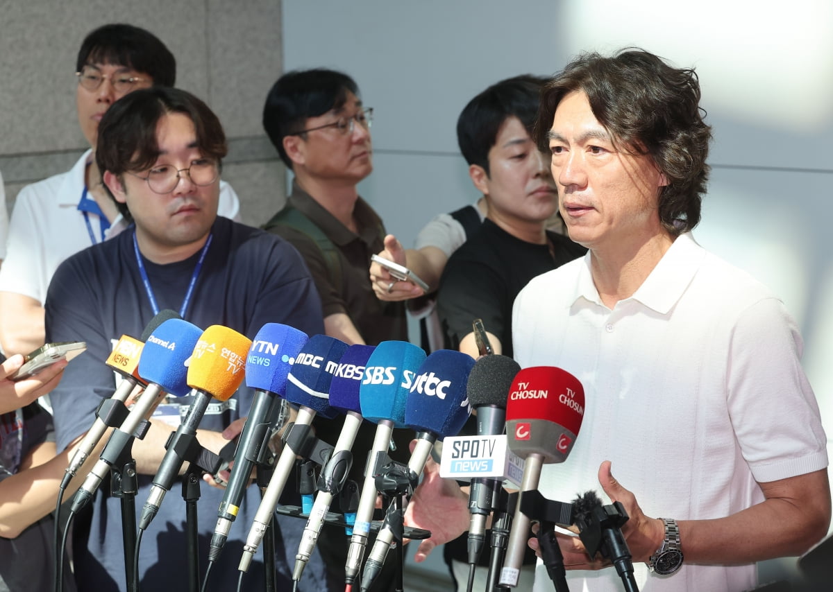 输球后失态？阿姆拉巴特与对手冲突，穆帅赛后直接冲入球场通道