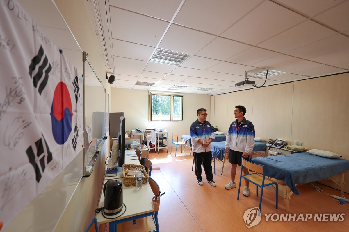 镜报：斯通斯缺席训练，出战利物浦前景存疑
