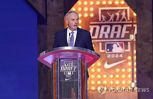 WNBA总决赛半场：斯图尔特11中2手感冰凉 山猫三人得分上双以47-45自由人