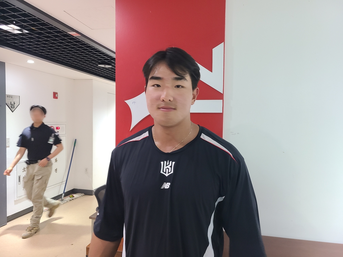 上轮联赛表现不佳，每体：周一训练前弗里克和莱万聊了5分钟