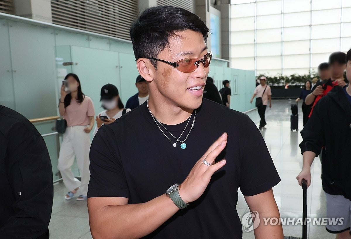 郭艾伦与杨舒予、塔图姆、东契奇、锡安和班凯罗游长城并合影留念